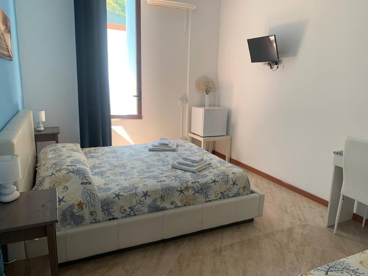 Borgomarino'S Room Cefalù Extérieur photo